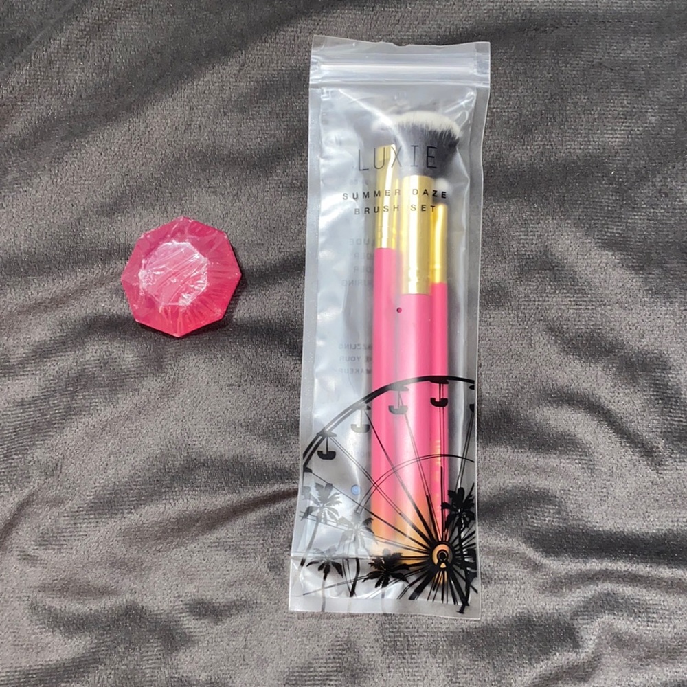 💋NWT 3 piece brush set with cleaner!